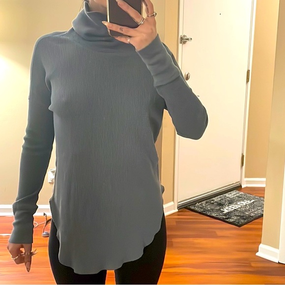Aritzia thermal cowl neck/turtleneck slouch waffled fabric flowy long sleeve - Picture 5 of 8